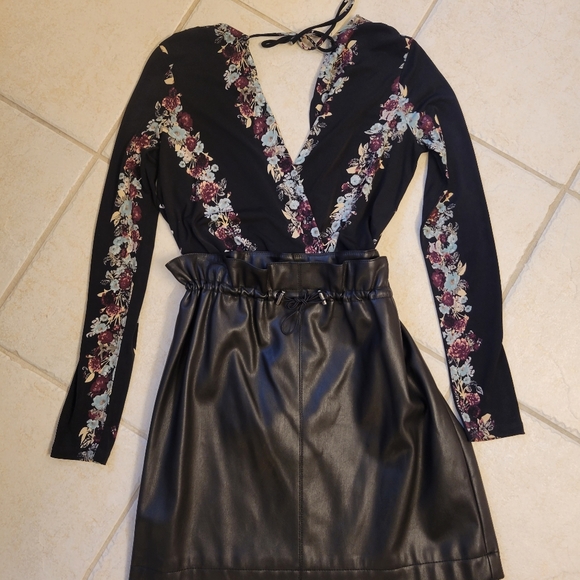 BCBG Generation Black Floral Print Plunge Bodysuit Size XXS - Picture 7 of 7